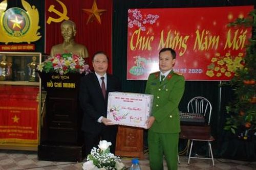 Các đồng chí lãnh đạo tỉnh kiểm tra, chúc tết các đơn vị