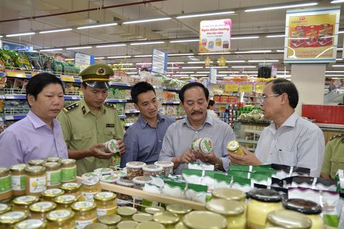 Phó Chủ tịch UBND tỉnh Nguyễn Quân Chính kiểm tra thị trường dịp Tết Nguyên đán