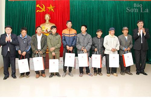 Các đồng chí lãnh đạo tỉnh thăm, chúc Tết xã Long Hẹ