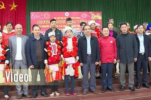 Tặng quà Tết người nghèo và nạn nhân chất độc da cam tại Lâm Bình
