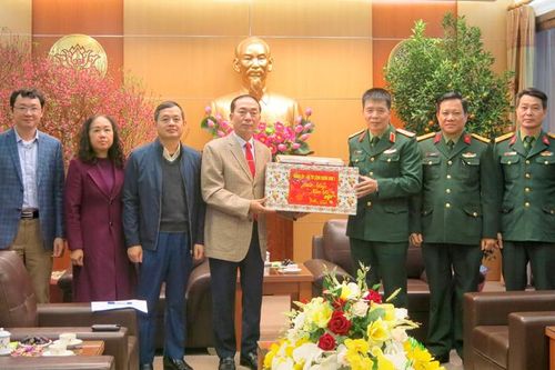 Lãnh đạo Bộ Tư lệnh Quân khu 1 thăm, chúc Tết Tỉnh ủy