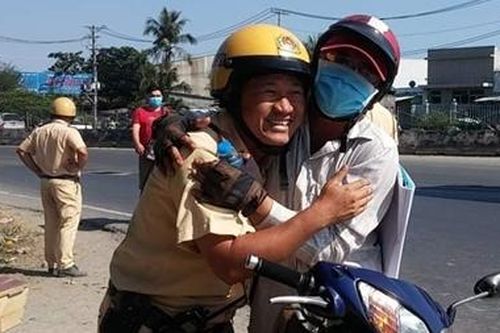 CSGT đội nắng tiếp nước cho người dân về quê đón Tết
