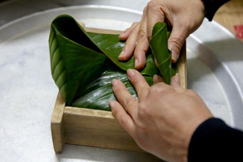 Cảnh gói bánh chưng truyền thống ở một gia đình Hà thành
