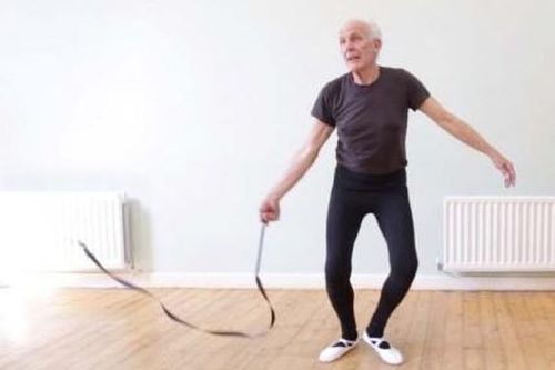 Người đàn ông 75 tuổi tốt nghiệp lớp múa ballet