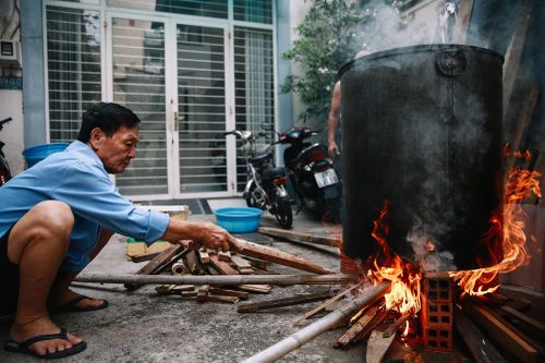 Người TP.HCM giảm gói bánh chưng vì giá thực phẩm cao