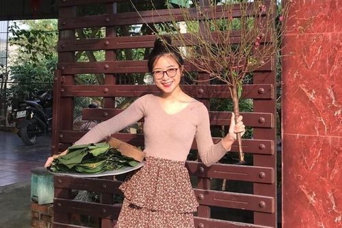 Vợ sắp cưới Văn Đức gói bánh chưng, bạn gái Văn Toàn làm đẹp trước Tết