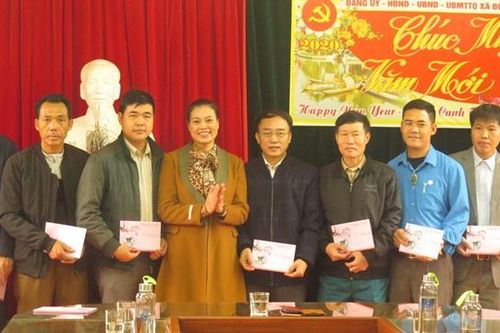 Huyện Mỹ Đức tặng 50 suất quà cho cán bộ và người dân xã Đồng Tâm