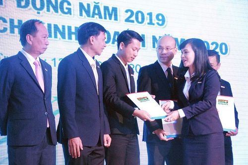 Giáp Tết, ngân hàng cấp tập 'khoe' kết quả kinh doanh
