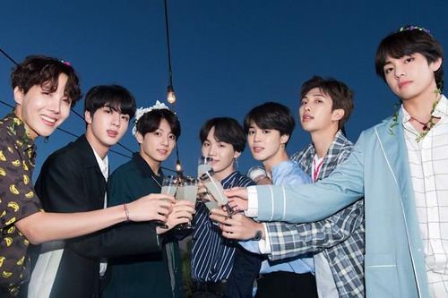 Lightstick đầu tiên của BTS khác 'một trời một vực' với ARMY bomb