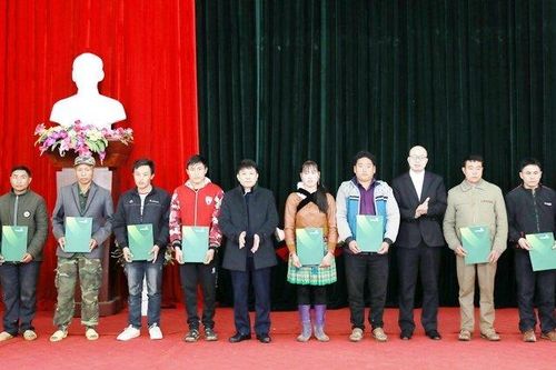 Trao quà Tết cho các gia đình chính sách, hộ nghèo