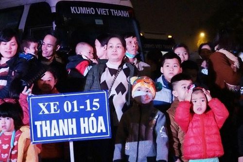 Nhiều chuyến xe đưa công nhân về quê đón Tết