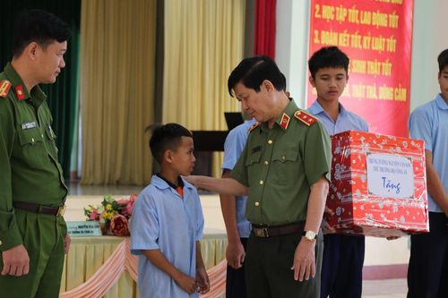 Thứ trưởng Nguyễn Văn Sơn thăm, chúc Tết các đơn vị tại Đà Nẵng