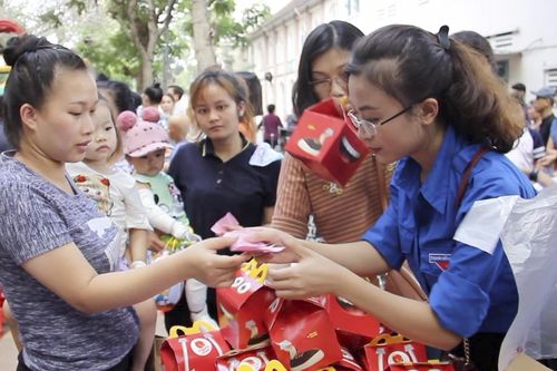 Mang tết đến cho bệnh nhi Bệnh viện Nhi Đồng 2