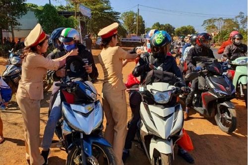 CSGT đổi mũ bảo hiểm cho người dân: 'Làm màu' hay 'nghĩa đẹp'?