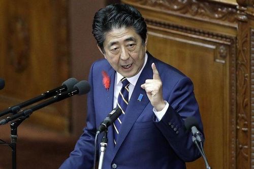 Thủ tướng Nhật Bản Abe Shinzo bác lời kêu gọi từ chức của phe đối lập