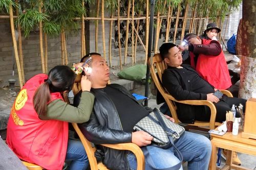 Tục lạ đầu năm: Phụ huynh đi xem mắt, thanh niên đi ngoáy tai