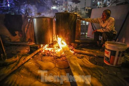 Người dân Thủ đô thâu đêm canh nồi bánh chưng ngoài vỉa hè