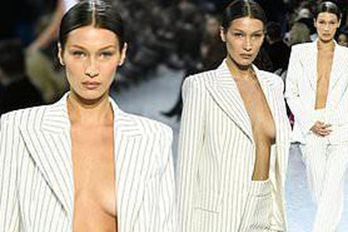 Bella Hadid 'thả rông vòng 1' táo bạo trên sàn diễn