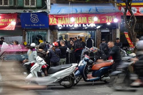 Đổ xô mua hàng thời trang 'giảm giá bom tấn' cuối năm