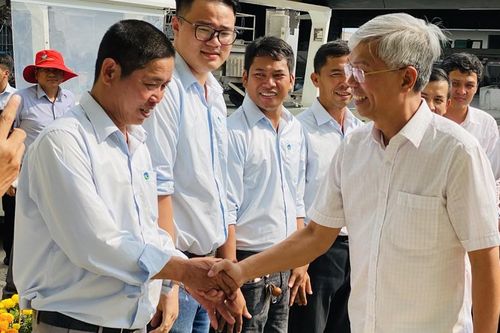 Lãnh đạo UBND TPHCM thăm, chúc tết công nhân xử lý rác