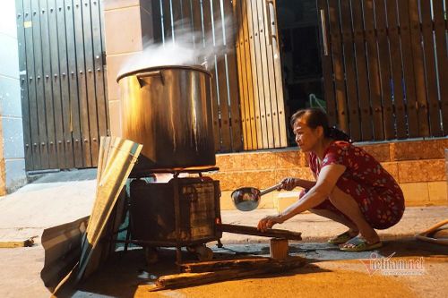 Rất riêng Sài Gòn, mắc võng, bật quạt canh nồi bánh chưng trên hè