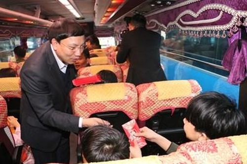 Bí thư tỉnh Quảng Ninh xuống đường tiễn thợ lò về quê ăn Tết