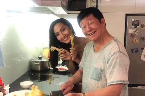 Vừa công khai, Hoài Sa đã về nhà Trọng Hiếu dự tiệc tất niên, xuống bếp cùng bố bạn trai như con trong gia đình