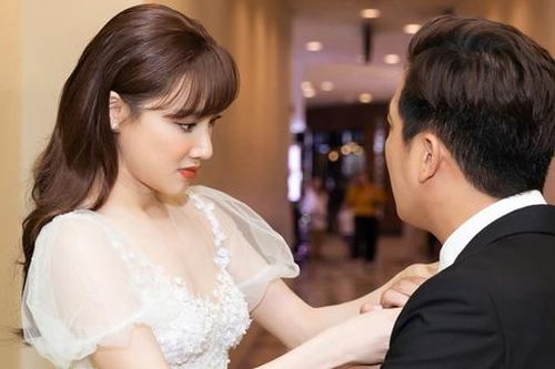 Nhã Phương lại gây sốt với khoảnh khắc chăm sóc Trường Giang cực chu đáo nhưng netizen chỉ dán mắt vào body của cô