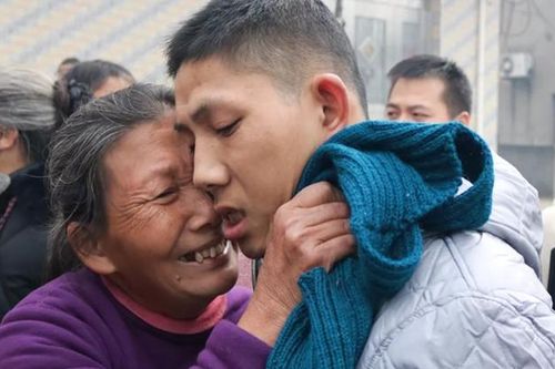 Người đàn ông tâm thần đoàn tụ gia đình sau 10 năm lưu lạc đúng dịp Tết