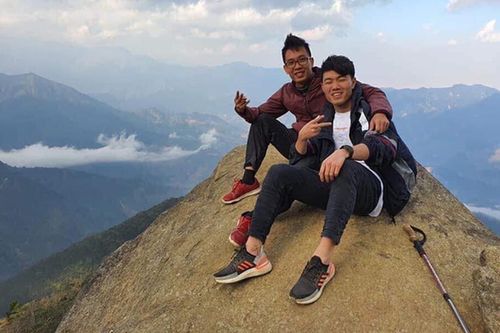 Sau thời gian điều trị chấn thương, Lương Xuân Trường 'hào hứng' chống nạng đi leo núi