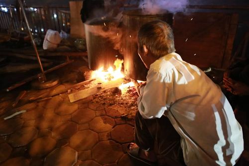 Người Hà Nội thức trắng đêm bên nồi bánh chưng ngày sát Tết