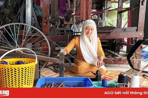 Người trẻ tâm huyết với nghề truyền thống