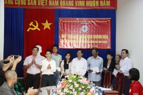 Ông Nguyễn Tấn Tuân tặng quà cho 24 địa chỉ nhân đạo tại TP Nha Trang