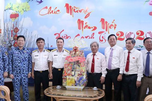 Lãnh đạo tỉnh thăm, chúc Tết các đơn vị trực Tết tại sân bay Cam Ranh