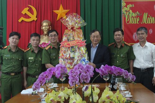 Phó Chủ tịch Thường trực UBND tỉnh Khánh Hòa thăm và tặng quà các đơn vị trực Tết