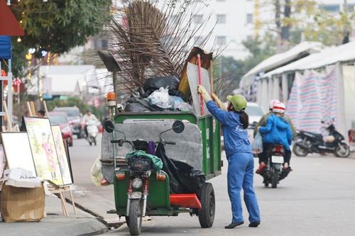 Bóng áo xanh trong đêm giao thừa