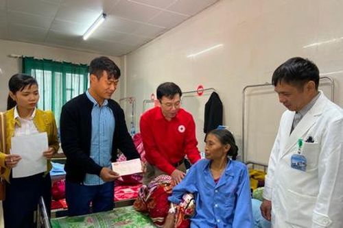 30 bệnh nhân có hoàn cảnh đặc biệt khó khăn tại Bệnh viện Đa khoa tỉnh được tặng quà Tết