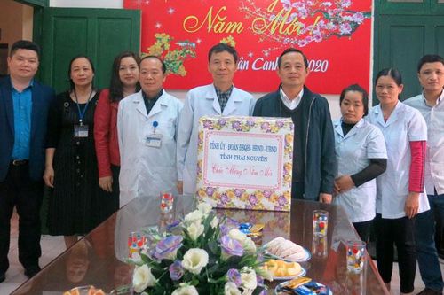 Đoàn công tác của tỉnh thăm, tặng quà các đơn vị