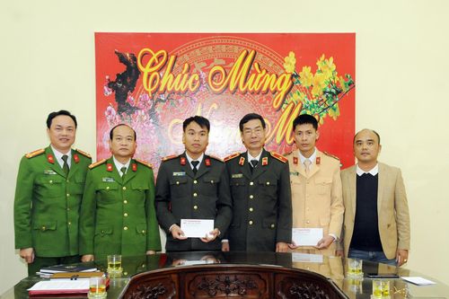 Sẻ chia yêu thương tới cán bộ, chiến sỹ và học sinh huyện Gia Bình