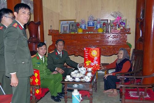 Công an Thái Nguyên chăm lo Tết cho người nghèo, gia đình chính sách