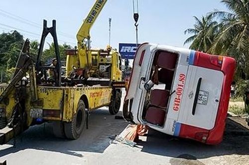 QL1A ùn ứ kéo dài vì xe khách gặp nạn lật chắn ngang mặt đường