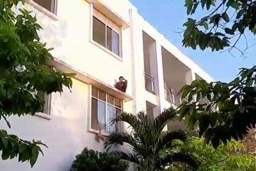 Giải cứu bệnh nhân đòi nhảy từ tầng 2 bệnh viện
