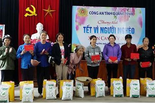 Giám đốc CA Quảng Bình trao quà tết cho người nghèo, gia đình chính sách