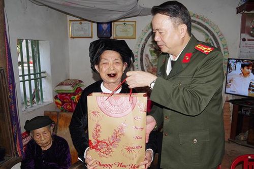 Thăm tặng quà các gia đình chính sách nhân dịp Tết Nguyên đán Canh Tý 2020