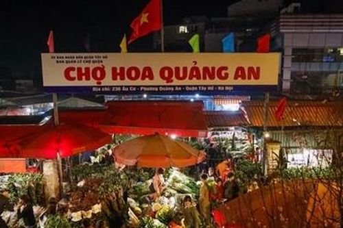 Nửa đêm, chợ hoa Quảng An vẫn nhộn nhịp phục vụ người dân dịp Tết