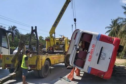 Xe khách lật ngang QL1A, hành khách may mắn thoát chết