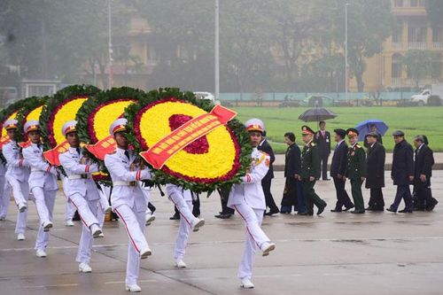 Lãnh đạo Đảng, Nhà nước và thành phố Hà Nội vào Lăng viếng Chủ tịch Hồ Chí Minh