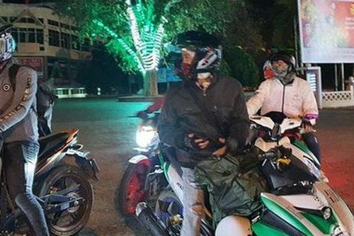Hàng nghìn người đi xe máy xuyên đêm vượt 500-800km về quê đón Tết