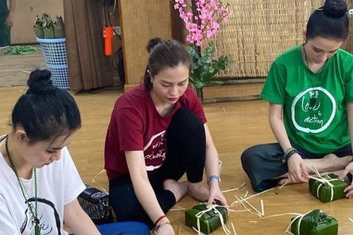 Angela Phương Trinh trổ tài gói bánh chưng, được khen thần thái đầy khí chất