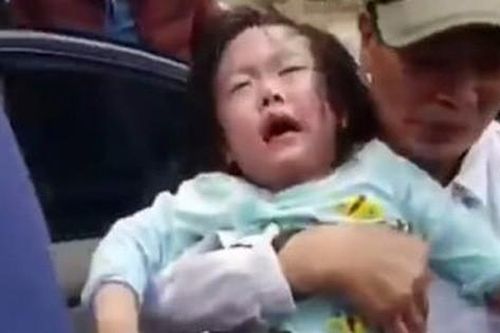 Hi hữu ngày Tết: 2 bé gái mắc kẹt trong ô-tô vì bố... quên chìa khóa